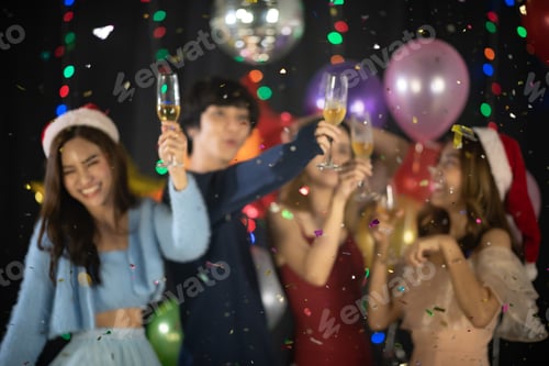 Visualização: Felizes amigos asiáticos comemorando a véspera de ano novo de 2021 - pessoas se divertindo juntas