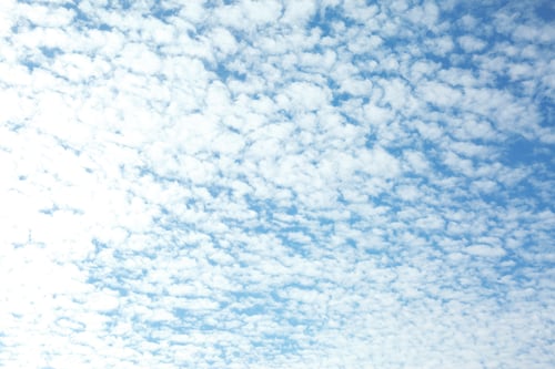 Vorschau: Blick auf den schönen blauen Himmel mit weißen Wolken