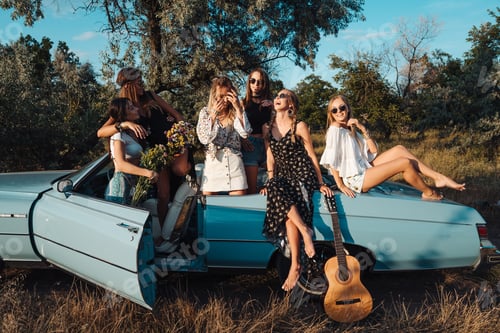 Preview: Six girls have fun in the countryside