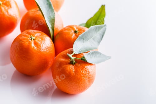 Vorschau: saftige Mandarine auf weißem Acrylhintergrund