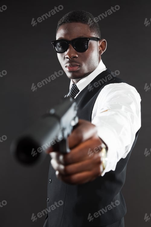Aperçu: Black American Mafia Gangster Man In Suit With Gun.