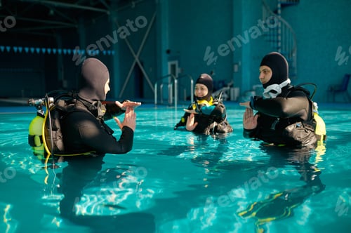 Preview: Instructor and two divers, lesson in diving school