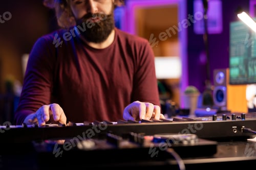 Visualização: Engenheiro de áudio pressionando as teclas do sintetizador elétrico e compondo uma nova música