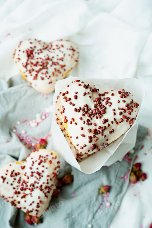 Preview: Heart Shaped Donuts with Sprinkles on Grey Fabric