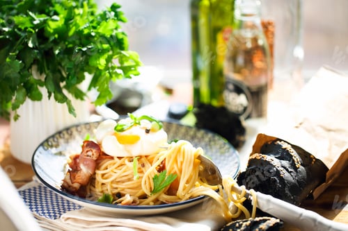 Preview: Spaghetti carbonaraby the window with arty garnish