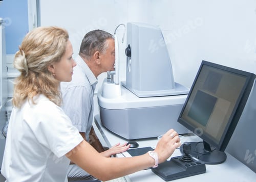 Preview: an elderly man on a CT scanner does a retinal tomography in the oculist's office