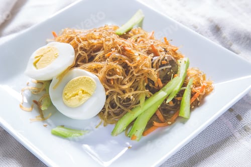 Preview: Delicious Stir-Fried Noodles with Vegetables and Egg