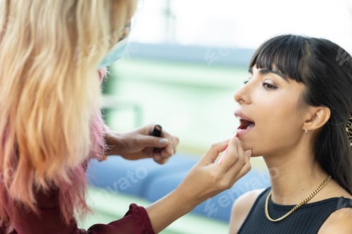 Preview: WOMAN MAKE UP