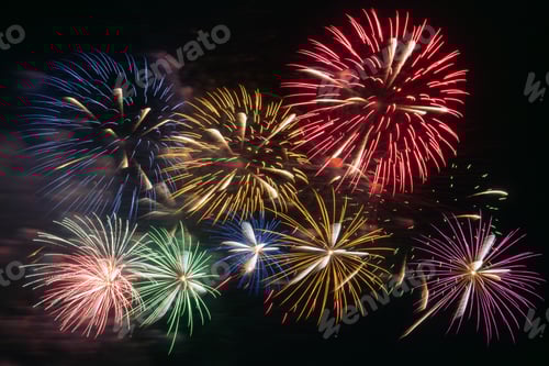 Visualização: Fogos de artifício multicoloridos explodindo sobre a água