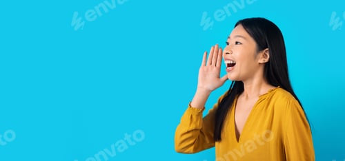 Preview: Cheerful chinese lady holding hand next to mouth, screaming something