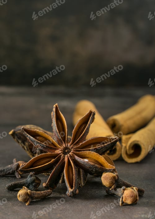 Preview: Aniseed star, cinnamon sticks and cloves