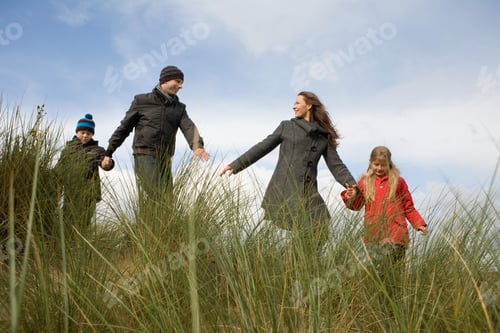 Preview: Family outdoors
