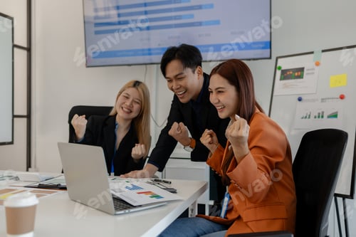 Preview: the group of business people showed their joy by clapping and giving high fives
