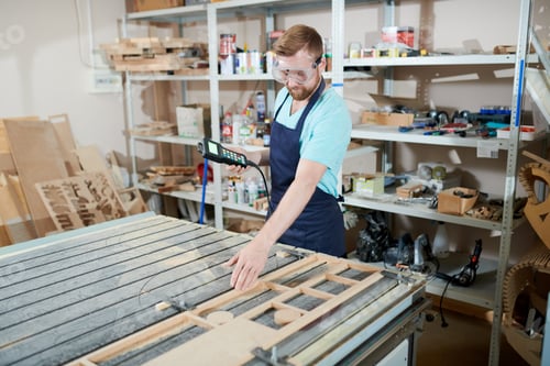 Preview: Man in carpentry shop