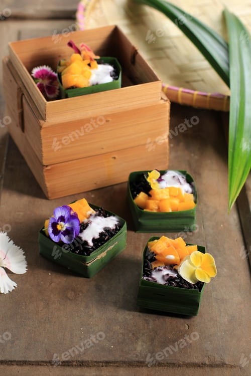 Preview: Homemade Coconut Black Sticky Rice with Mango in Pandan Leaves Cup