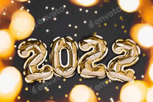 Visualização: Cartão de comemoração de ano novo com balão de hélio em folha de ouro número 2022 em fundo preto