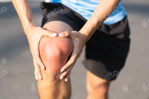 Preview: Young fitness man holding his sports leg injury