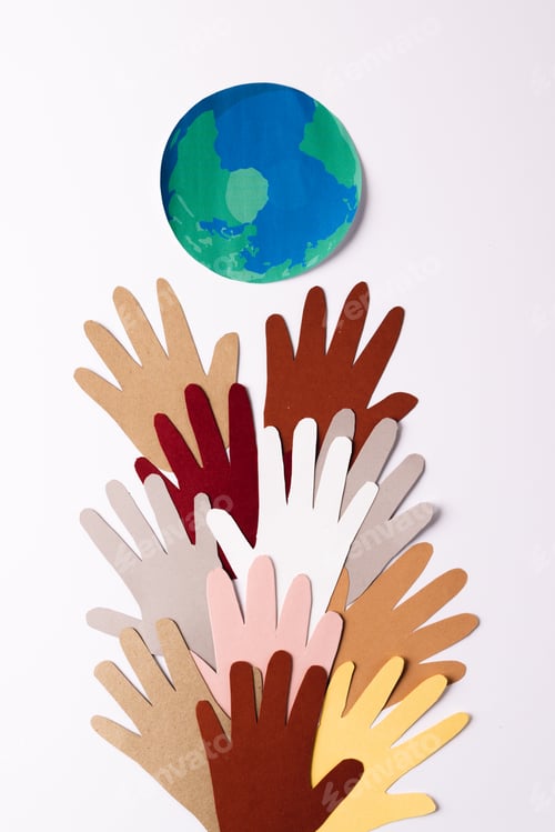 Visualização: Papel recortado de mãos multicoloridas com globo e espaço de cópia em fundo branco