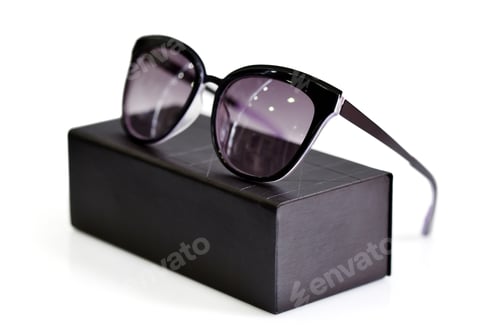 Preview: Fashionable sunglasses with box on white background