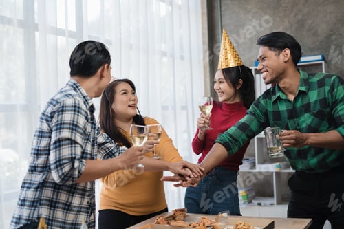 Visualização: Comemore o sucesso nos negócios com colegas. Festa de celebração de negócios com colega de trabalho parceiro
em