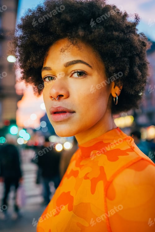 Preview: Portrait young black woman afro curly hair posing outdoor cool confident expression