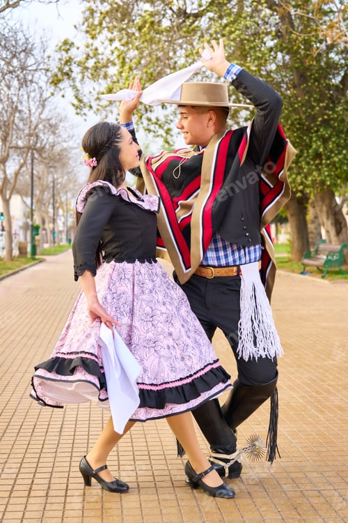 Vista previa: couple of huasos dancing Chilean cueca in the city square, Fiestas Patrias celebration