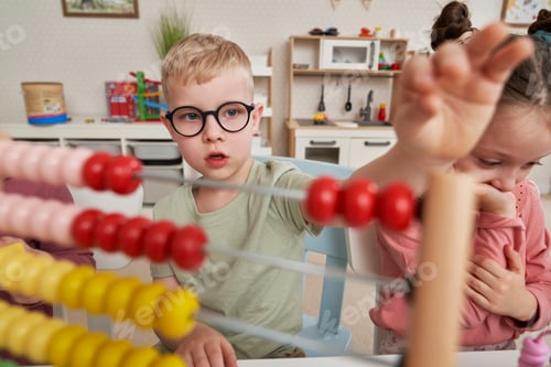 Vista previa: Preschool children using abacus to learn