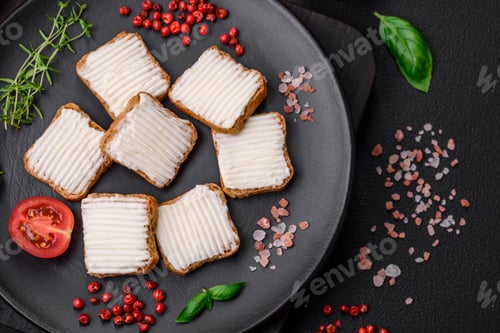 Preview: Delicious salty rectangular wheat croutons with cream cheese and tomatoes