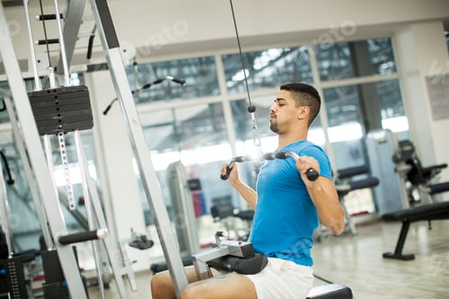 Preview: Young black man training in the gym