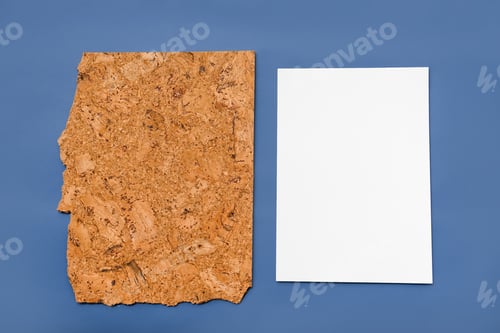 Vorschau: Blatt Papier auf farbigem Hintergrund
