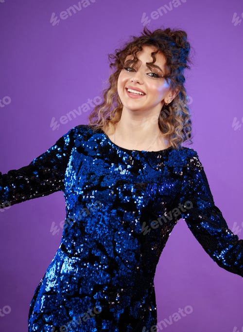Preview: Cheerful young lady open her hands wide open and smiling