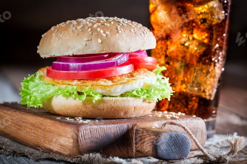 Preview: Tasty burger with fried egg and cold drink