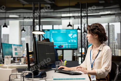Preview: Corporate professional analyzes efficiency through charts and graphs