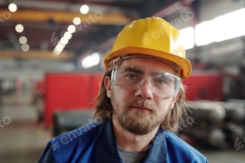 Preview: Portrait of factory man in goggles