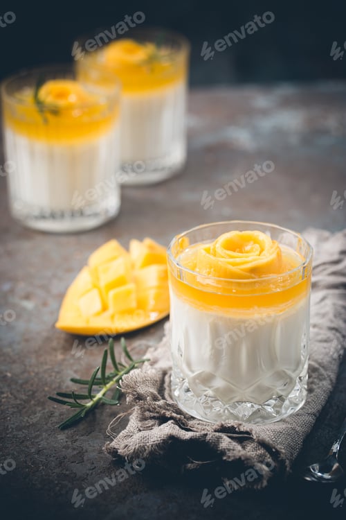 Preview: panna cotta with mango