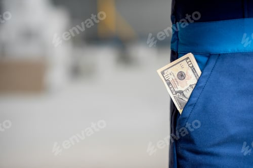 Preview: Money in the pocket of the builder