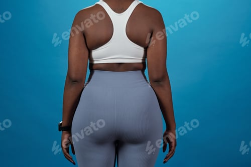 Preview: Rear view of young plus size female in activewear