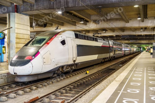 Vista previa: Modern High-Speed Train at Station Platform A Symbol of Efficient Transportation