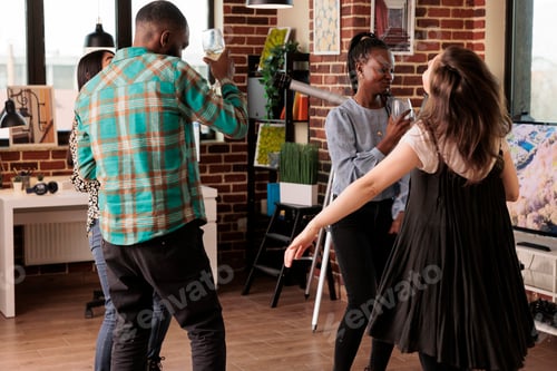 Visualização: Casais de amigos culturalmente diversos dançam alegremente