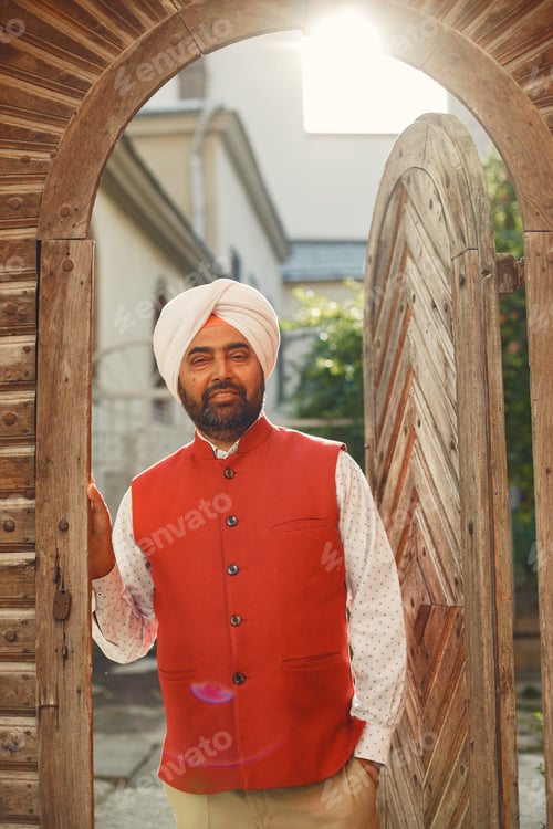 Preview: Portrait of Indian sikh man in turban with bushy beard