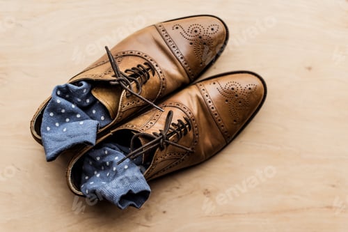 Preview: top view of brown male shoes with socks inside