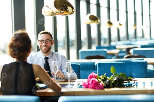 Preview: Couple talking by lunch