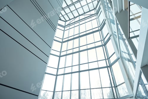 Vista previa: Interior de un gran edificio contemporáneo de oficinas o centro de negocios de varios pisos