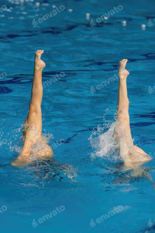 Preview: Synchronized swimming duet dance. Synchronized swimming duet enchants the pool