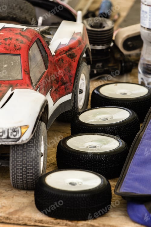 Preview: Maintenance of radio-controlled model of the car in a break between competitions