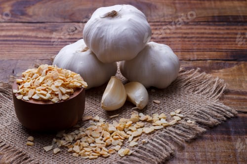 Preview: Dried and fresh garlic