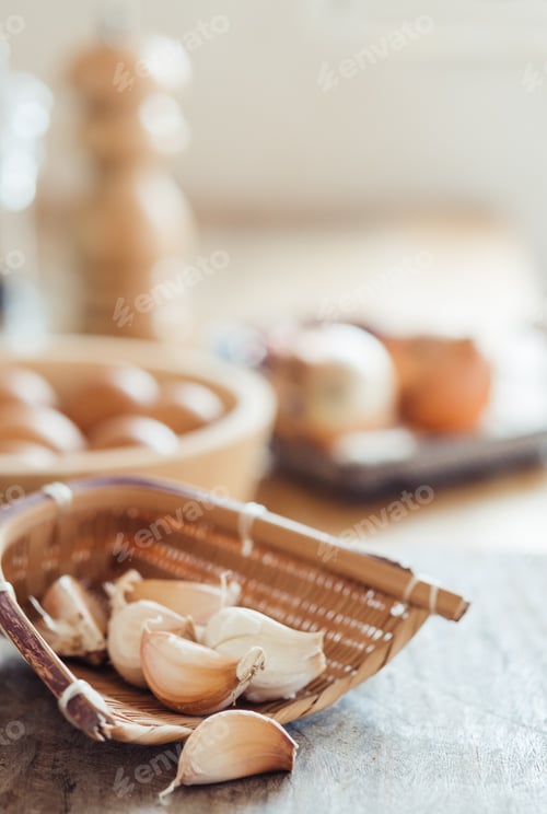 Preview: Garlic cloves in the bamboo basket