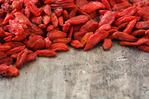Preview: Dried goji berries piled up on rustic wooden table