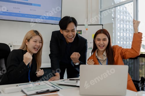 Preview: the group of business people showed their joy by clapping and giving high fives