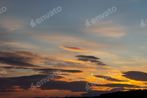Vorschau: Wunderschöne Sonnenaufgangslandschaft mit Nebel-, Himmel- und Wolkenblick vom Gipfel